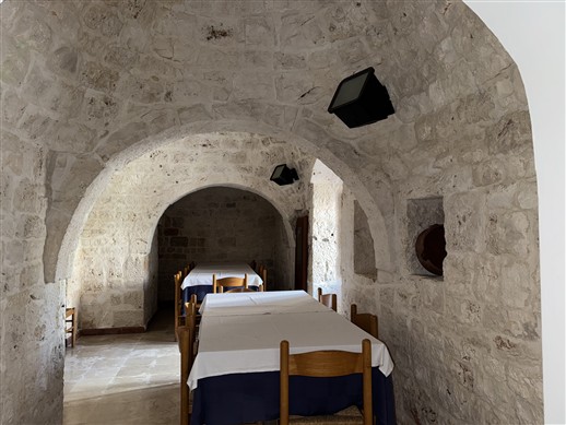 Intera Struttura Ricettiva Con Varie Sale Ristorante, Ampi Spazi Esterni Curati.